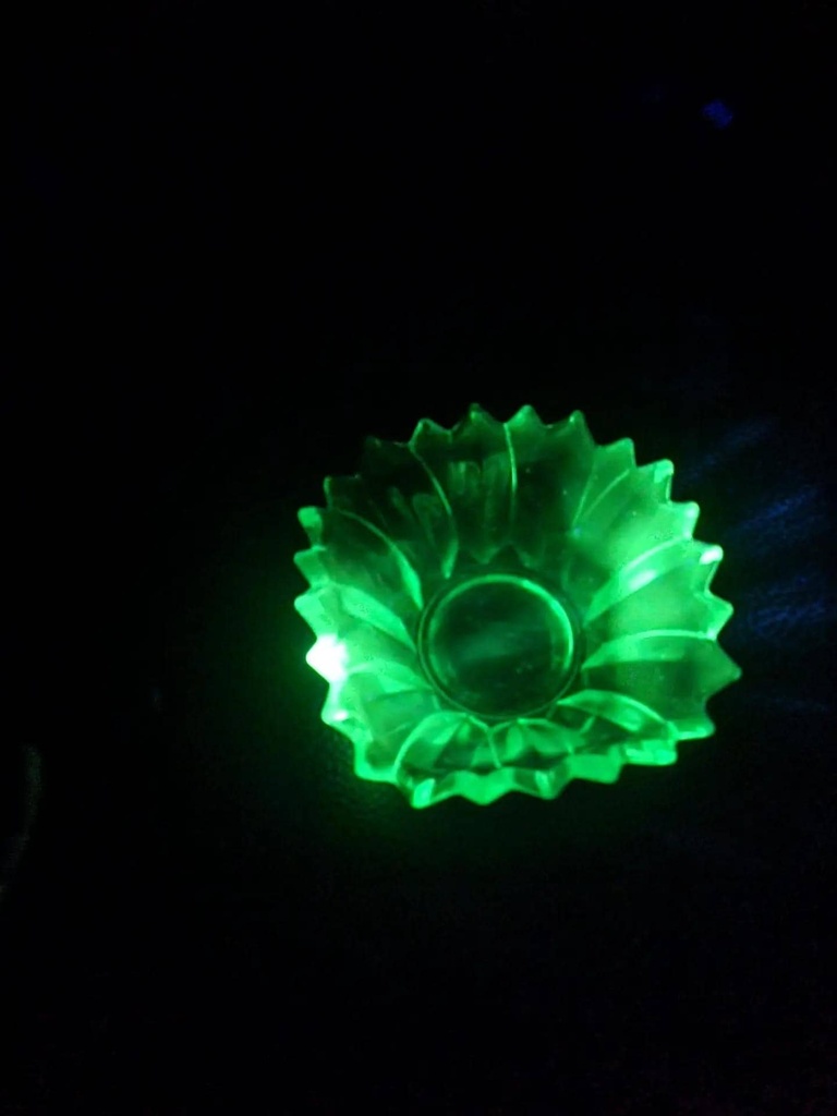 [21AR98] Vintage Green Uranium Glass Bowl - Fluted Sunburst Design
