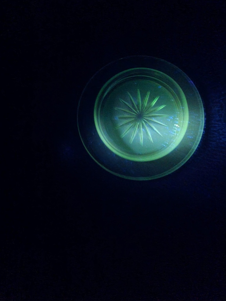 [21AR99] Vintage Green Uranium Glass Saucer / Small Dish - Starburst Pattern