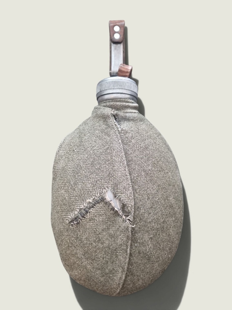[AC-01074] Vintage Swedish Military Canteen M/39 – Aluminum Flask with Wool Felt Cover & Leather Strap